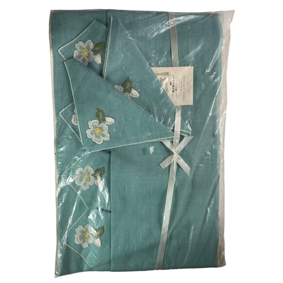 Vintage Majestic BLOSSOM Tablecloth & 4 Napkin Set Cottage Blue Flowers 52"x70" - Picture 1 of 5